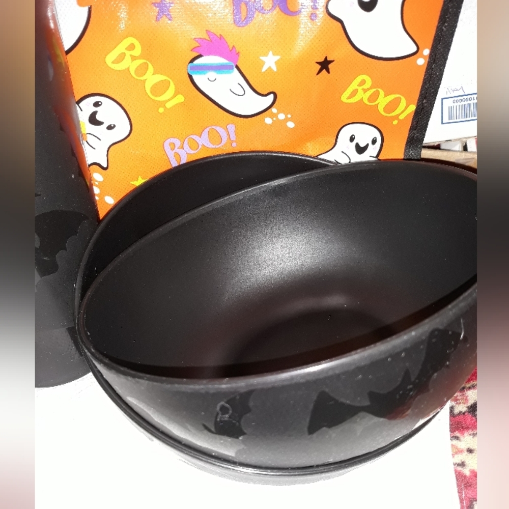 NEW Halloween Plastic Bowl (1) Black Bats 38 oz NEW NWT Bpa free microwave safe